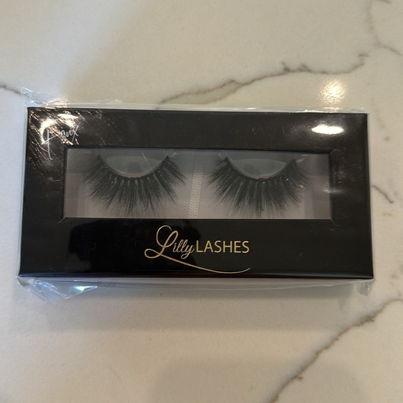 Lilly Lashes in Miami - Picture 6 of 6